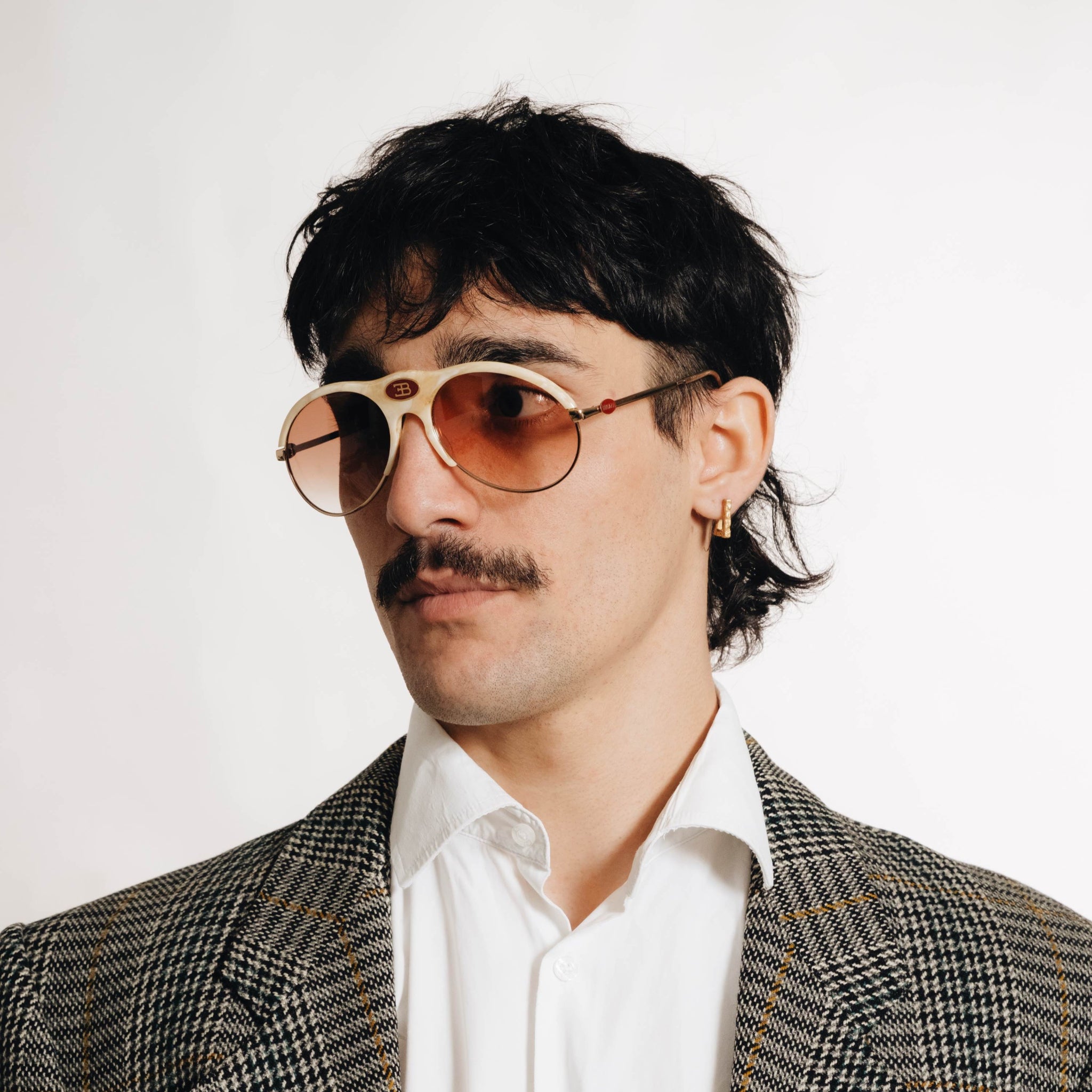 Portrait de profil d’un homme portant les lunettes Bugatti, style rétro chic affirmé