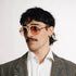 Portrait de profil d’un homme portant les lunettes Bugatti, style rétro chic affirmé
