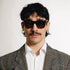 Portrait avec lunettes Persol 009 vintage écaille, portées par un modèle
