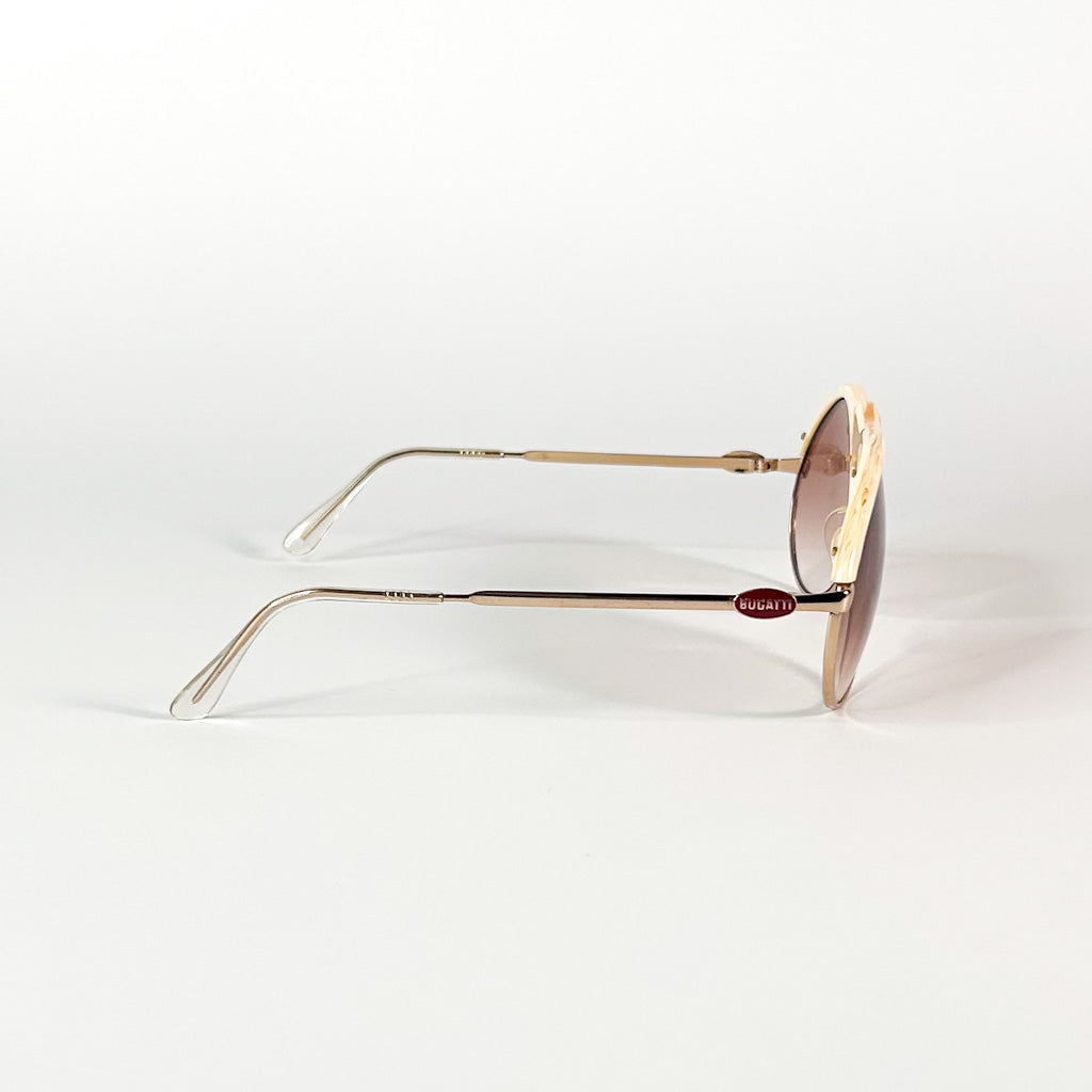 Vue oblique gauche des lunettes Bugatti sur fond blanc