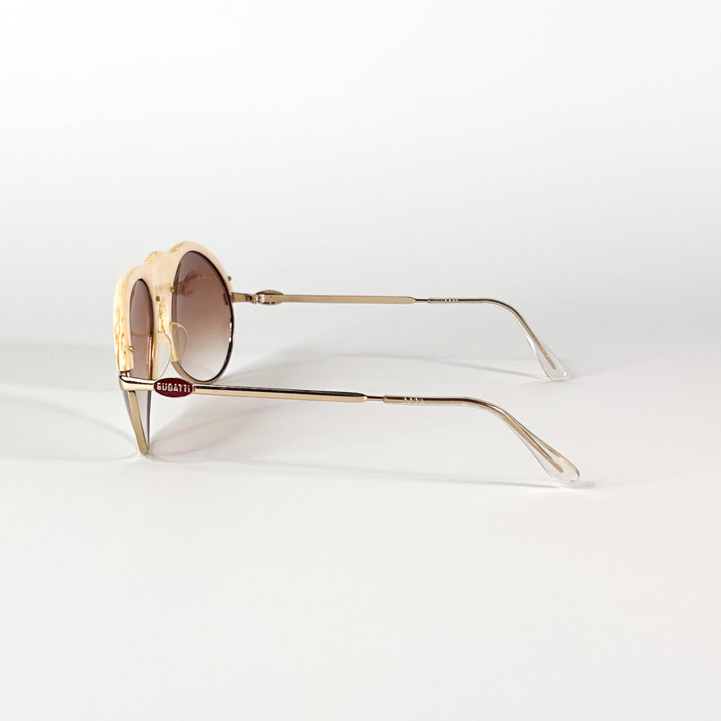 Vue latérale droite complète des lunettes Bugatti, branches dorées et embouts translucides