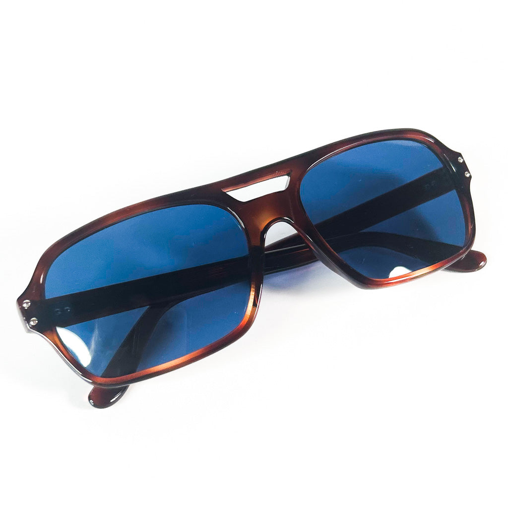 Lunettes vintage posées à plat – design rectangulaire, monture écaille, verres bleus non miroir