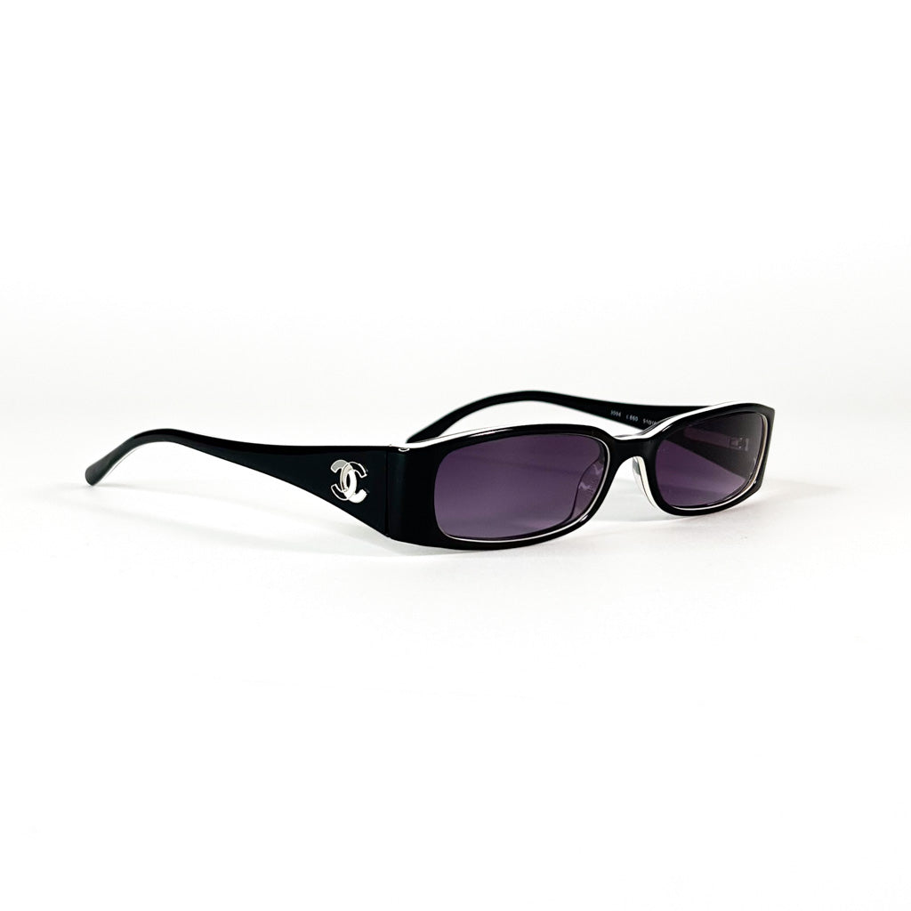 Lunettes Chanel 3094 c.860 vues en perspective latérale, monture noire et verres violets