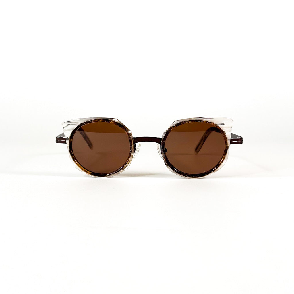Vue frontale des lunettes de soleil JF Rey JF2720 sur fond blanc, monture ronde en acétate transparent et verres bruns