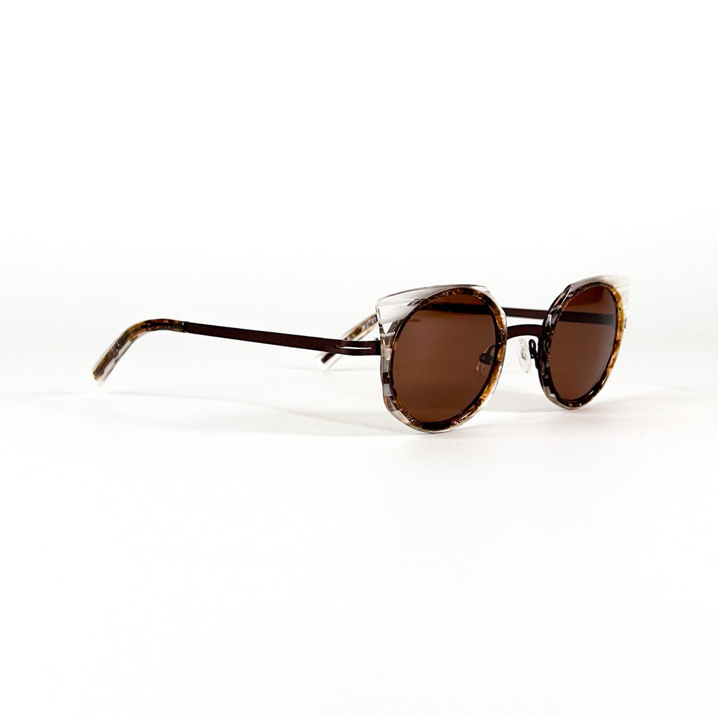 "Angle avant gauche des lunettes JF Rey JF2720 mettant en valeur la découpe géométrique du haut de la monture et les verres teintés