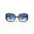 Vue de trois quarts des lunettes de soleil Christian Dior en acétate marron et branches larges avec verres bleus dégradés