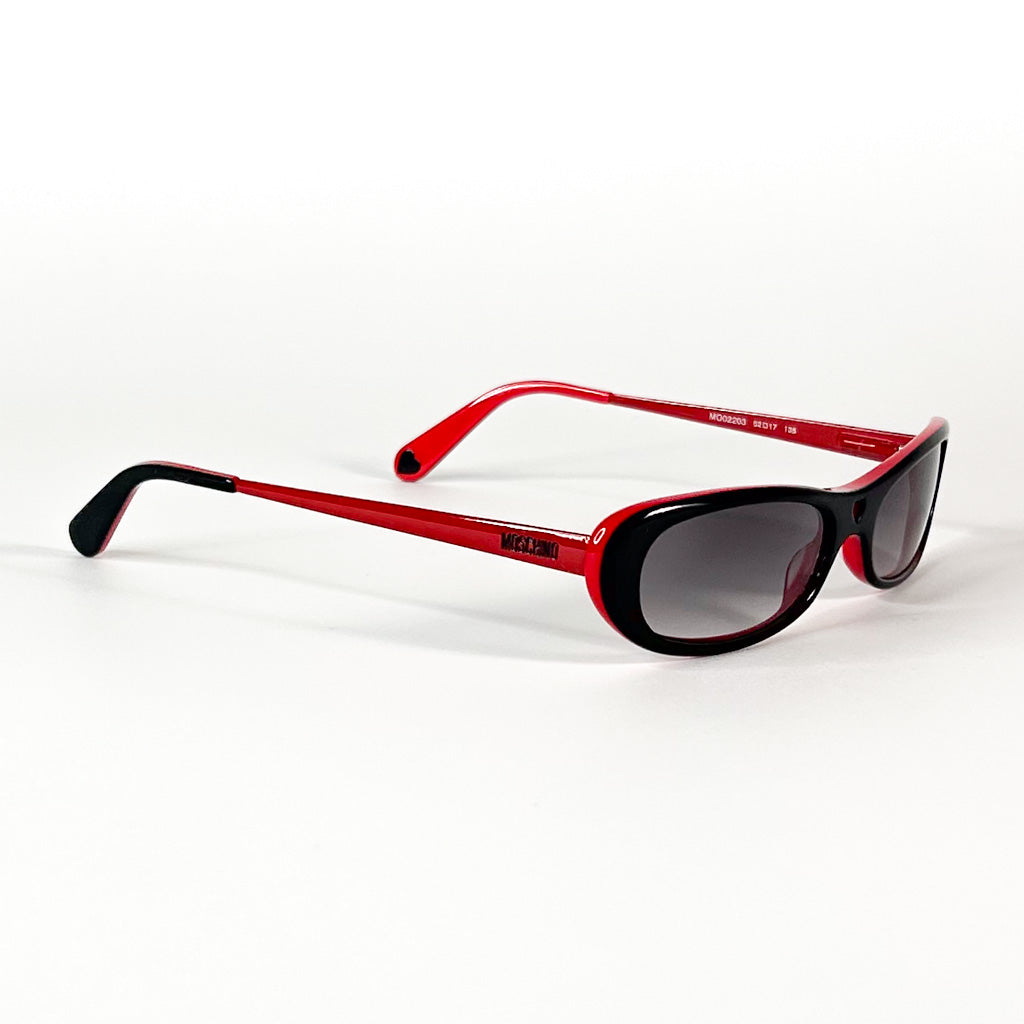 Lunettes de soleil Moschino vintage portées par modèle