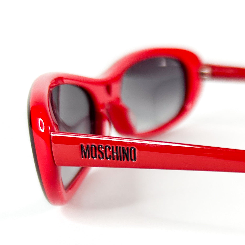 Détails monture acétate rouge noir avec petit cœur signature Moschino