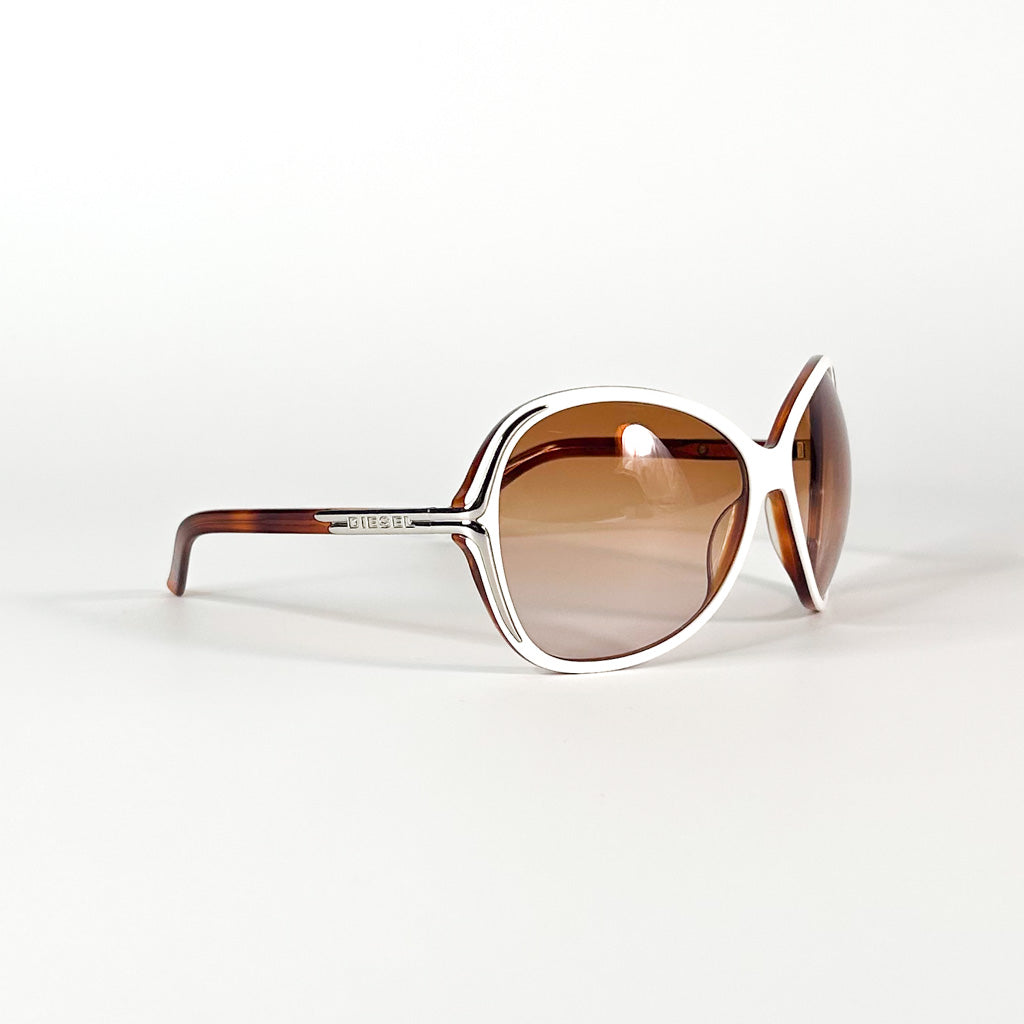 Lunettes Diesel posées de face, branches étendues