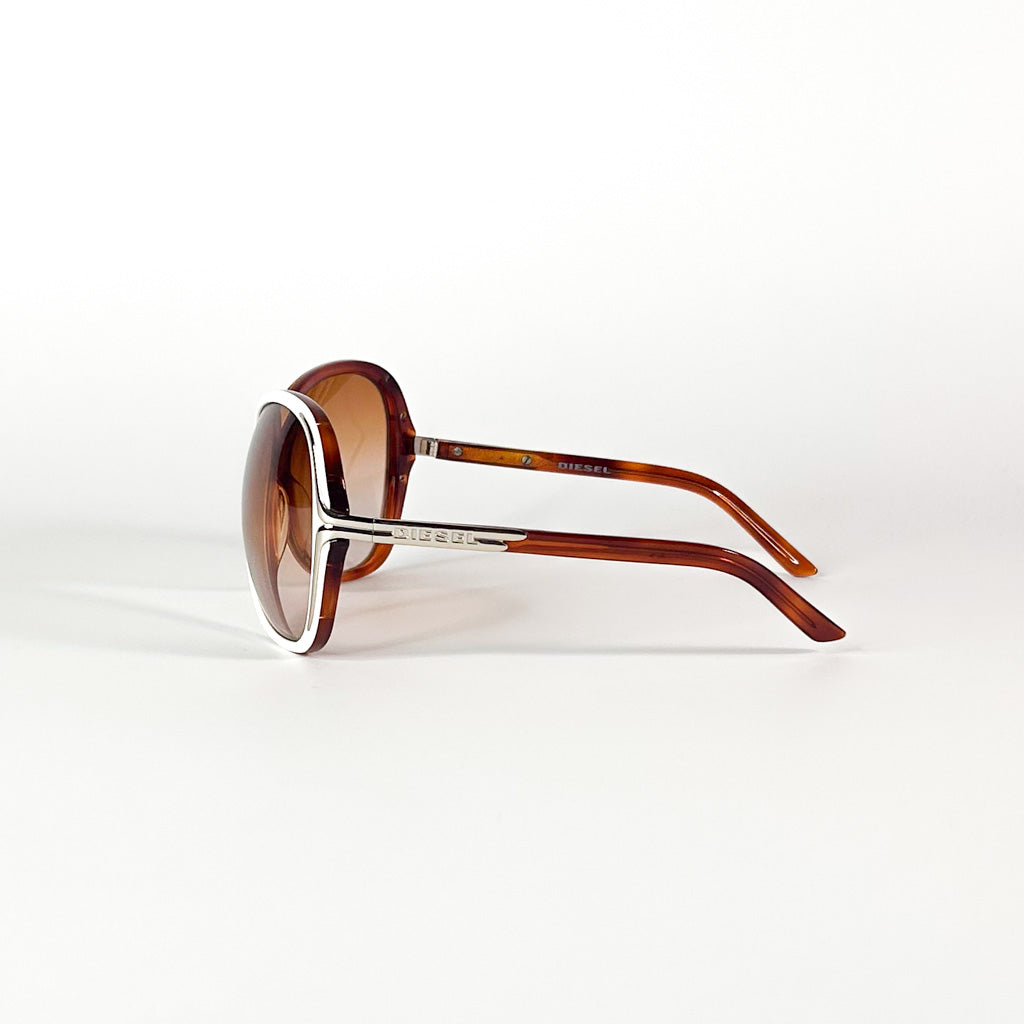 Détail de la gravure intérieure sur la branche des lunettes Diesel DS0104