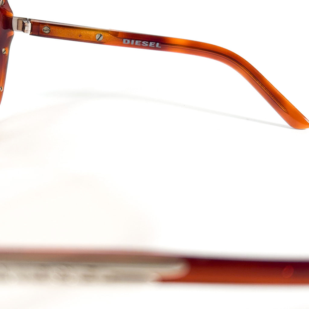 Vue de profil de lunettes Diesel DS0104 avec face blanche et branches brunes