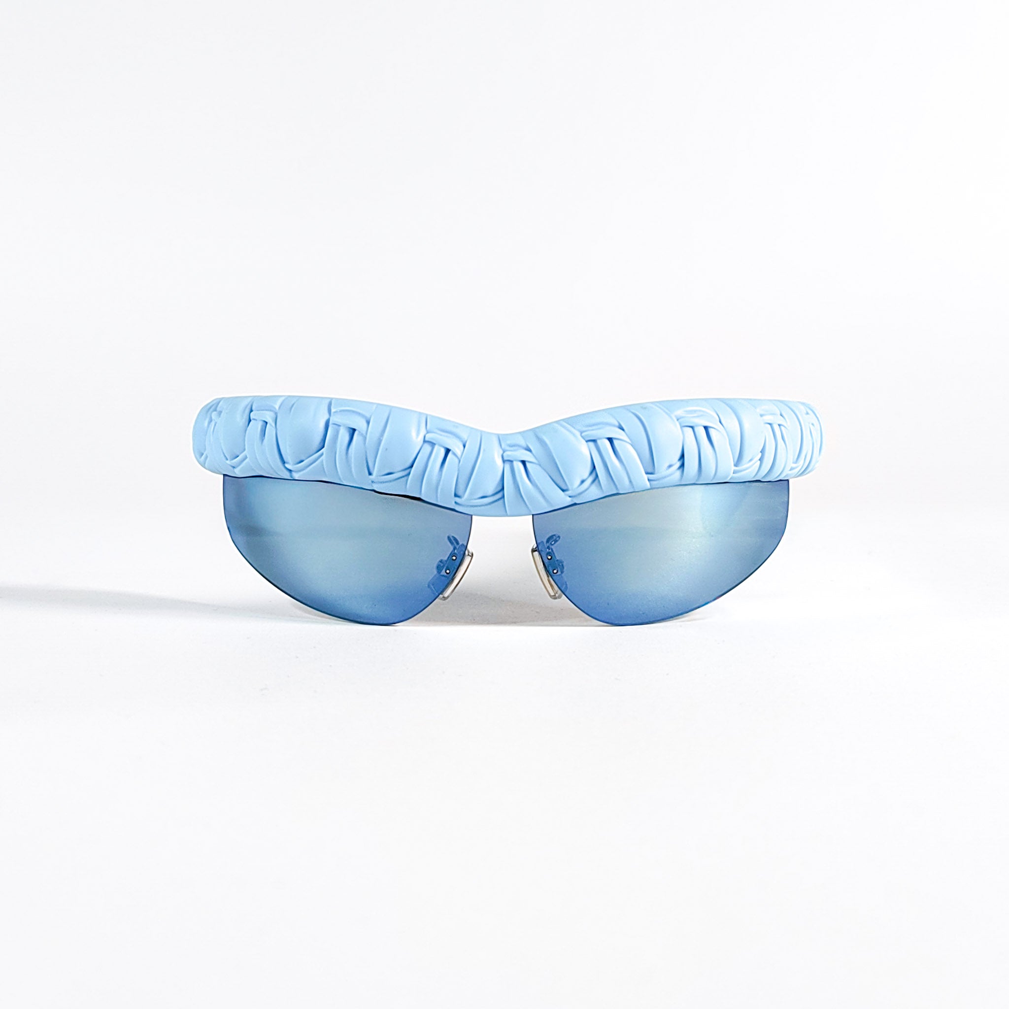 Lunettes de soleil Bottega Veneta BV1209S vue de face, shield bleu ciel tressé Intrecciato et verres miroir bleu.