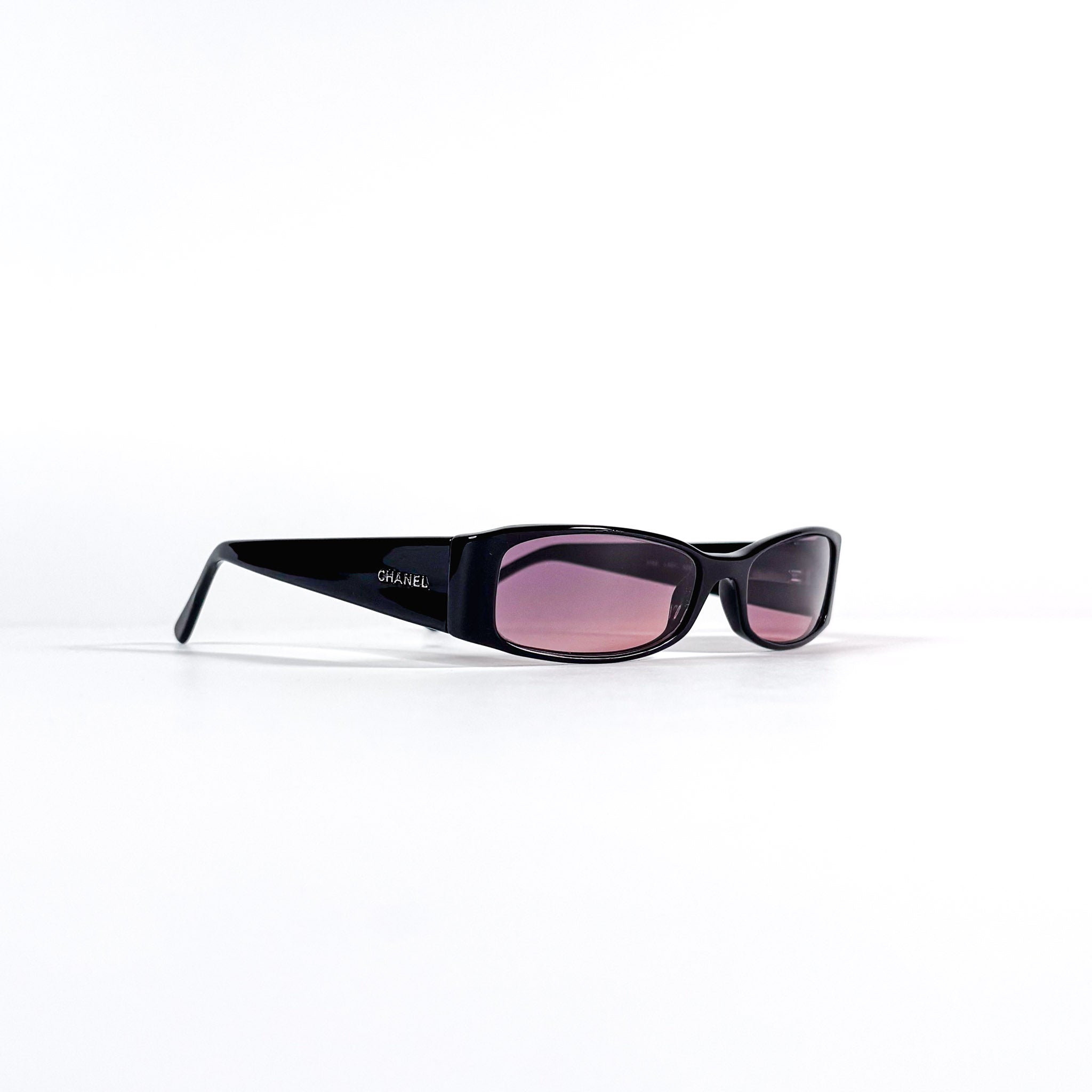  Profil 3/4 lunettes Chanel 3102 acétate noir, lettrage CHANEL argenté visible sur face avant de la branche