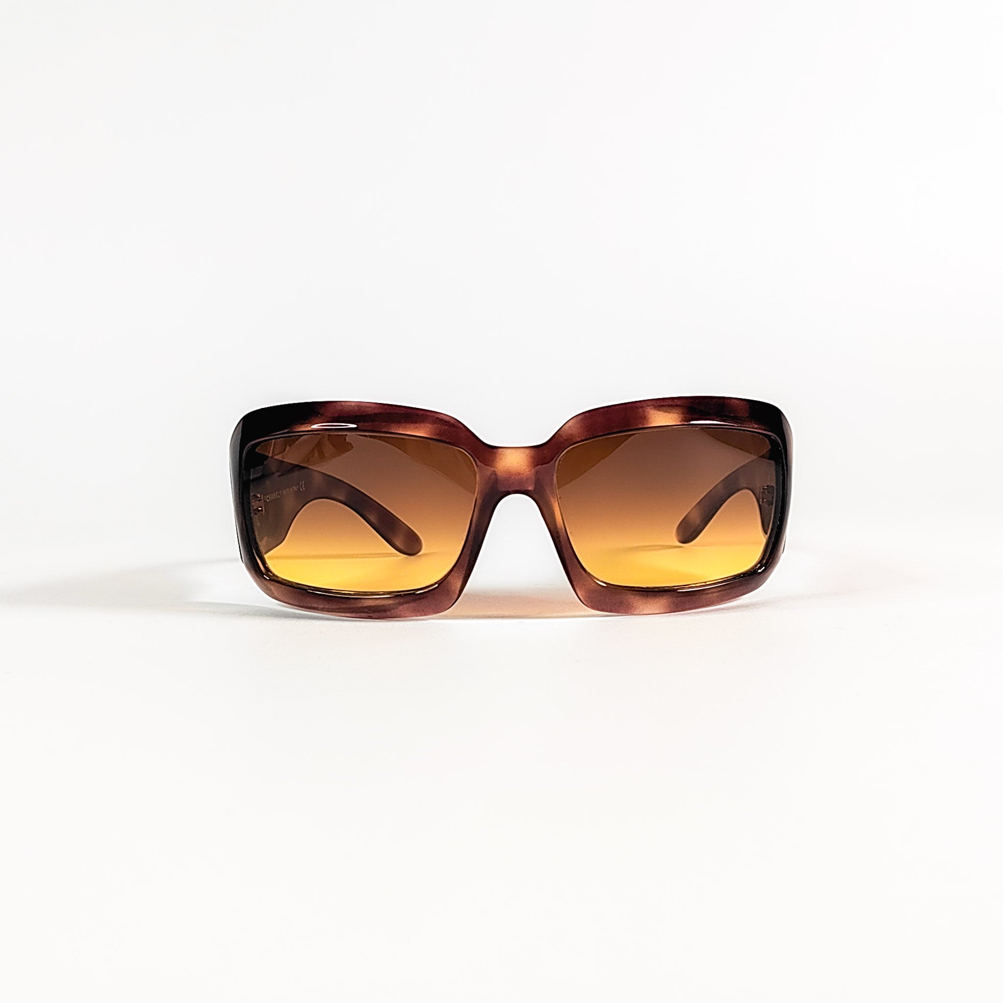Lunettes de soleil vintage Chanel 5076-H vue de face, acétate écaille brun roux et verres dégradés ambre miel.