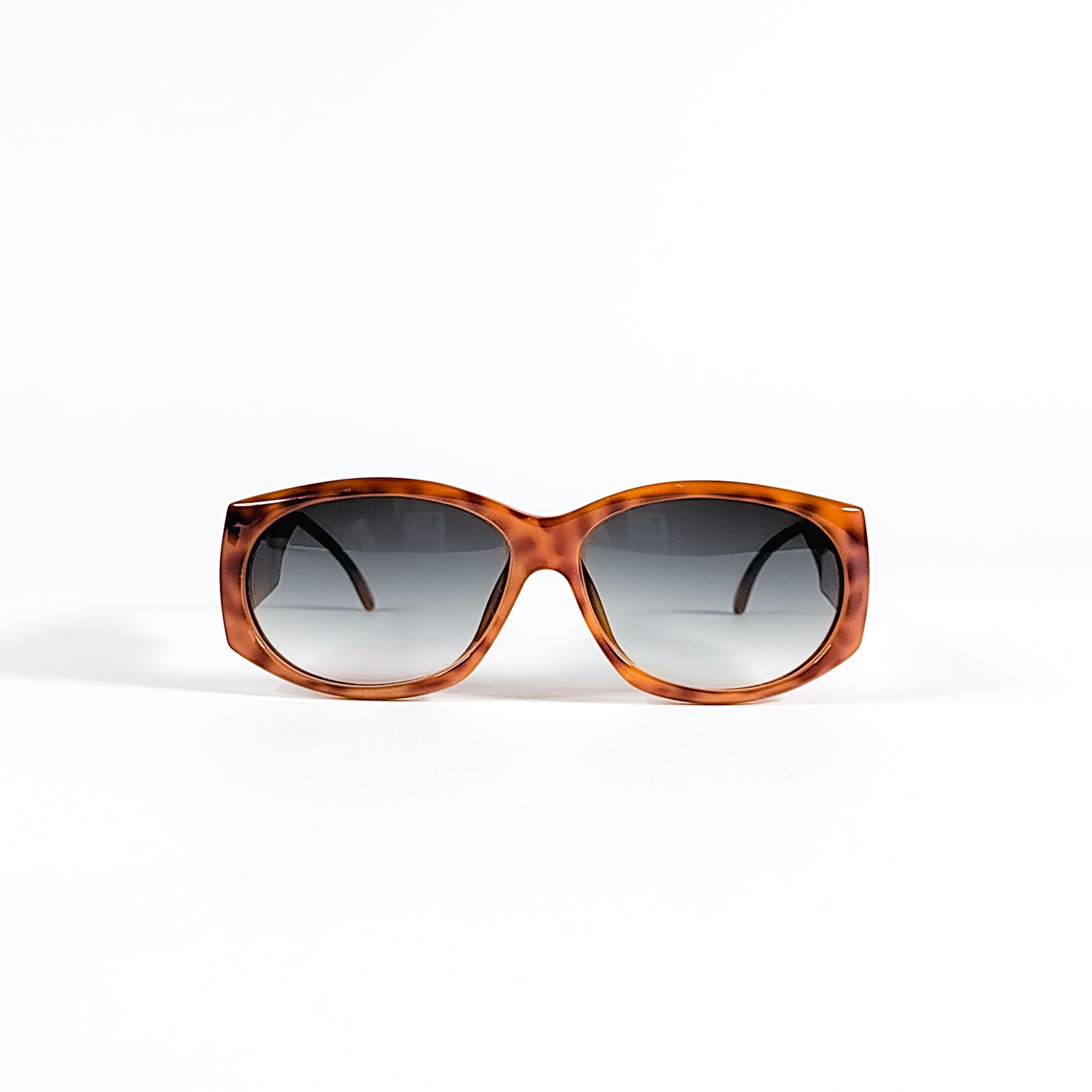 Lunettes de soleil vintage Vienna Line 1898 vue de face, acétate écaille blonde et verres dégradés gris.